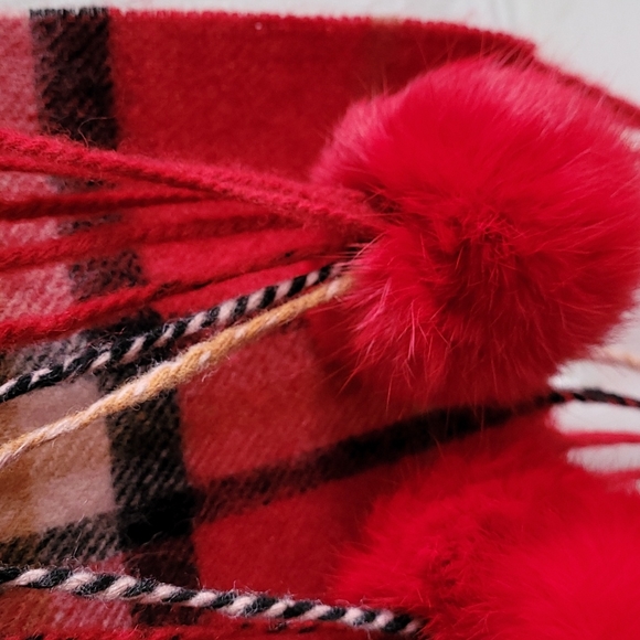 NWOT Macy's Plaid Pompom Scarf - Picture 10 of 10